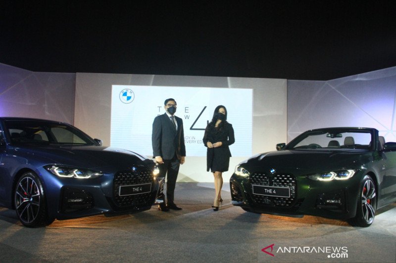 BMW introduces the new BMW 4 Series in coupe and convertible variants.